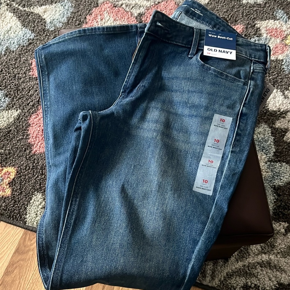 Women’s size 10 jeans.   Old Navy new with tags